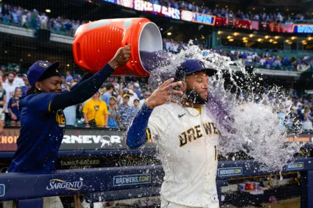 Brewers rally in 8th for 4-3 win over Cubs